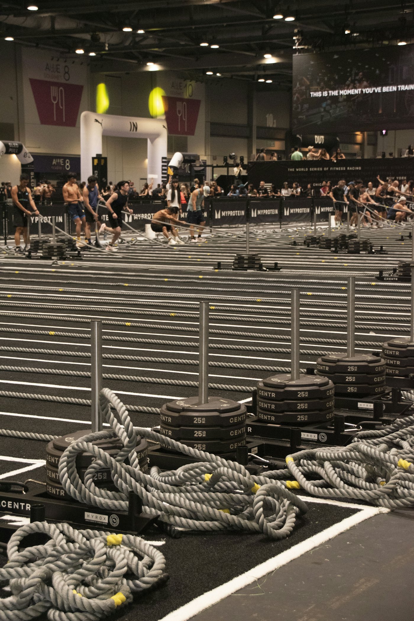 Atletas en una competencia de fitness con pesas y material