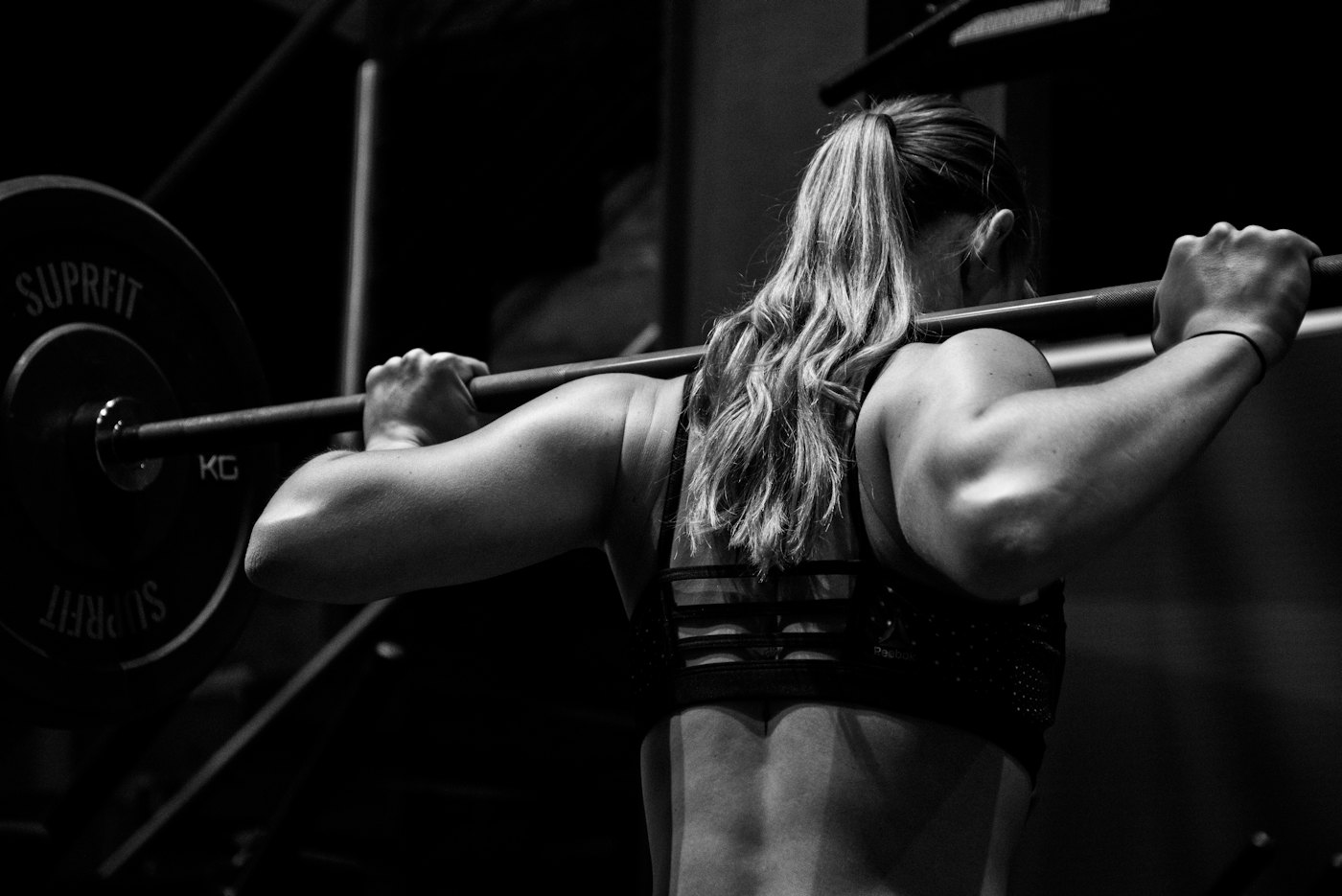 Box de CrossFit con barras, cuerdas y cajones
