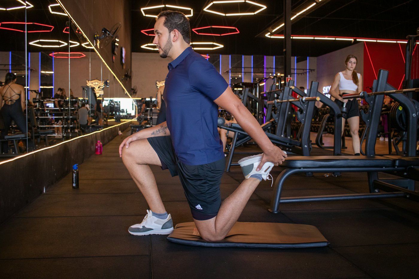 Hombre estirando el cuádriceps sobre un mat