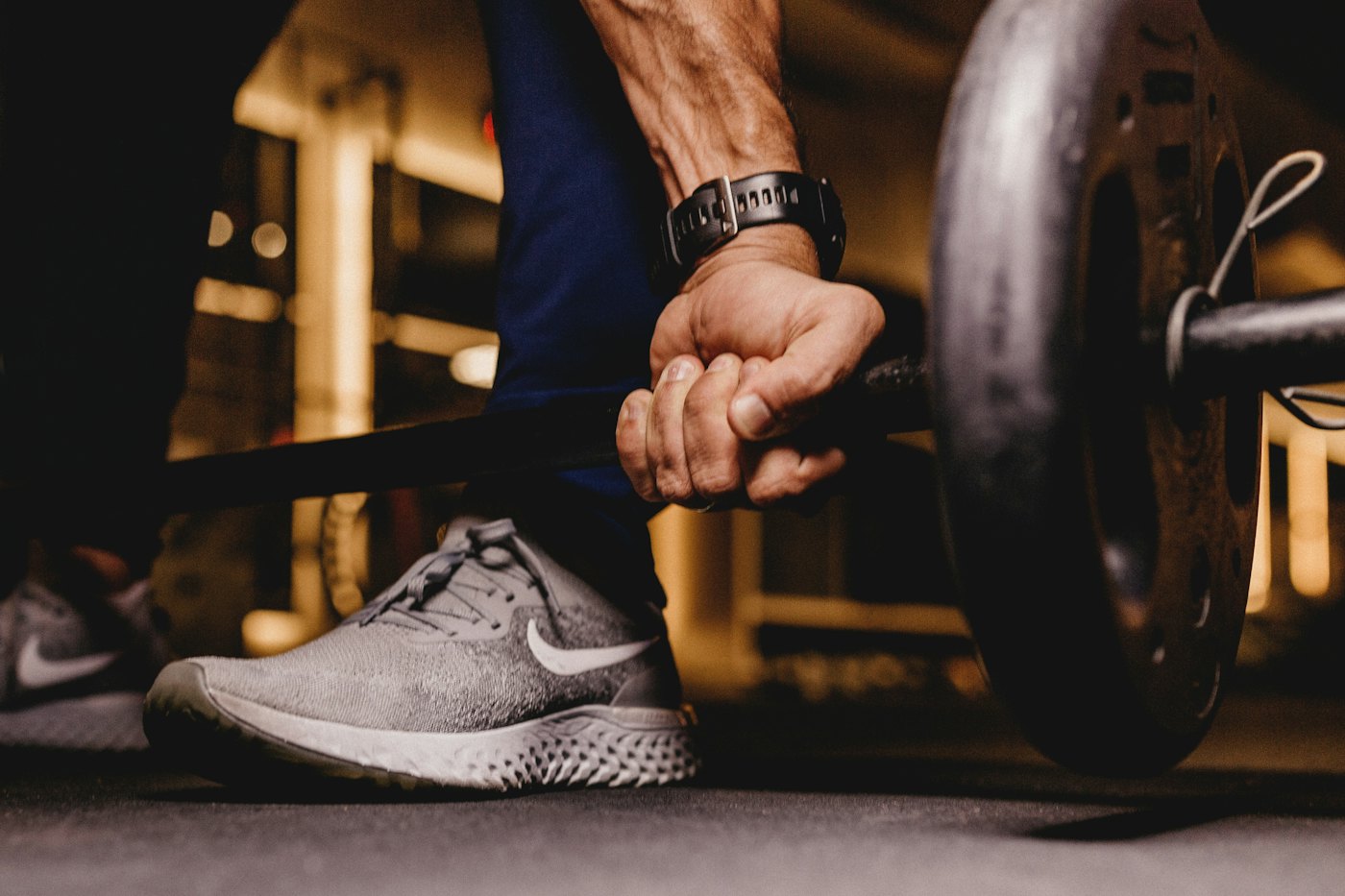 Kettlebells en el piso de una sala de entrenamiento funcional
