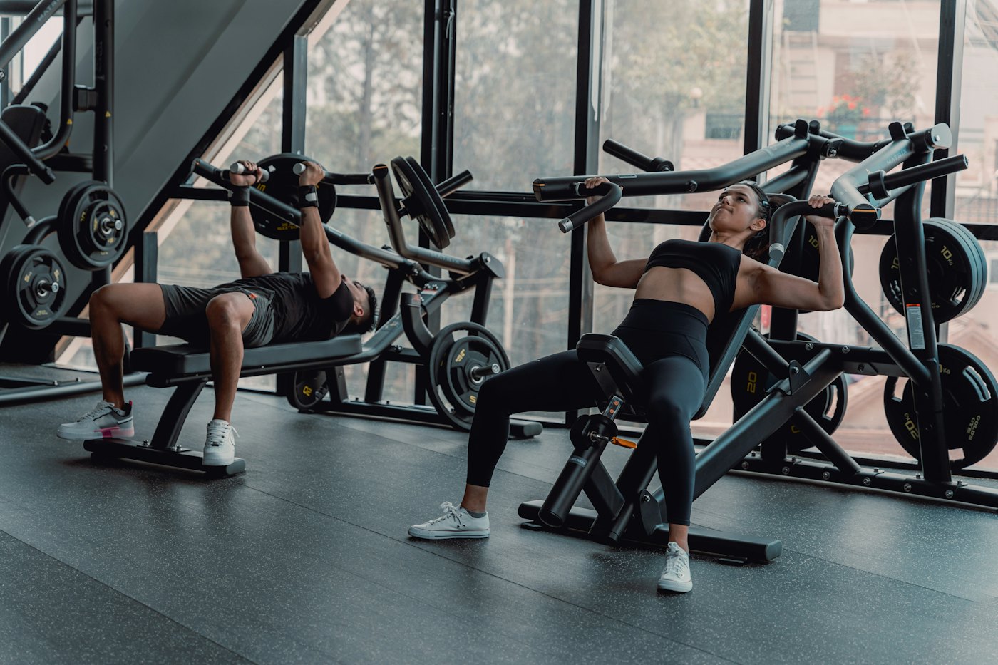 Grupo de personas entrenando en un gimnasio