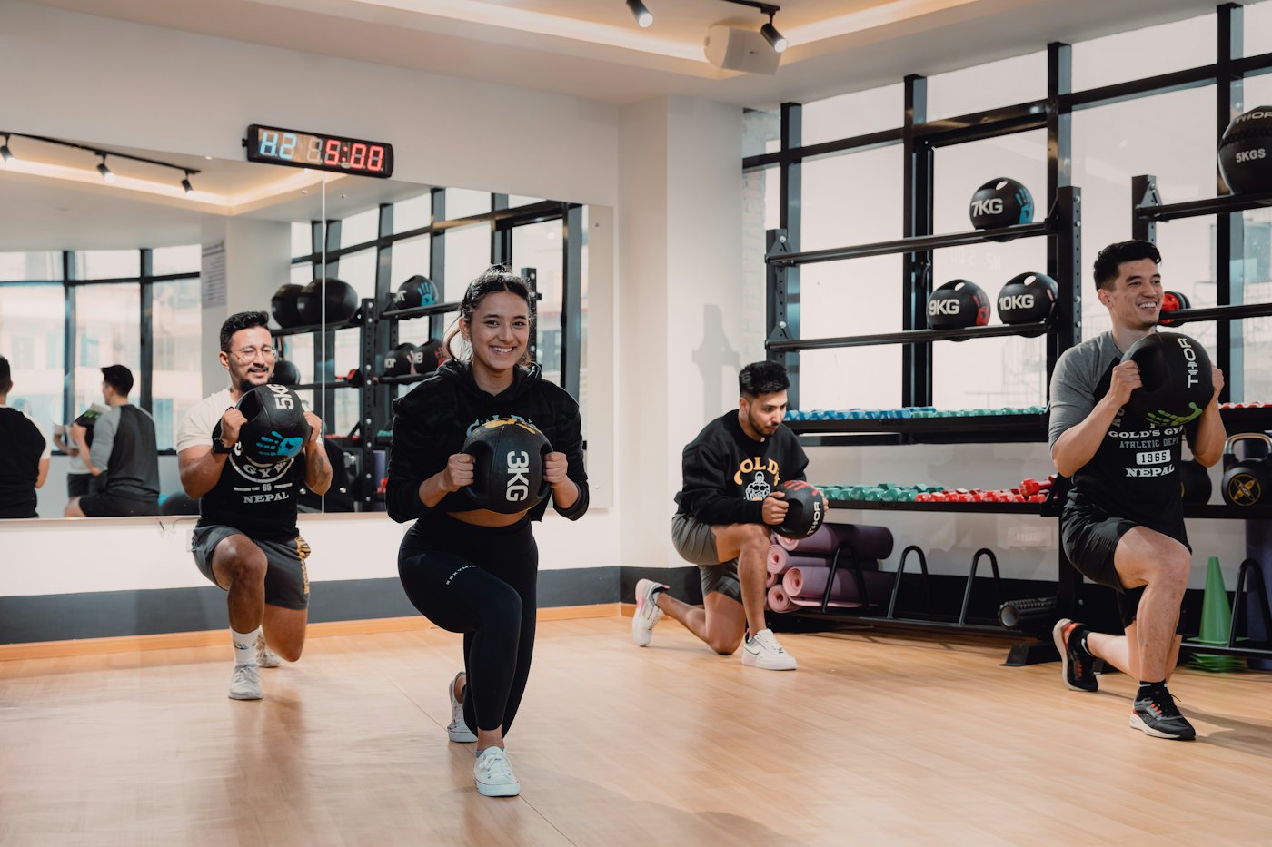 Grupo de personas corriendo dentro de un gimnasio