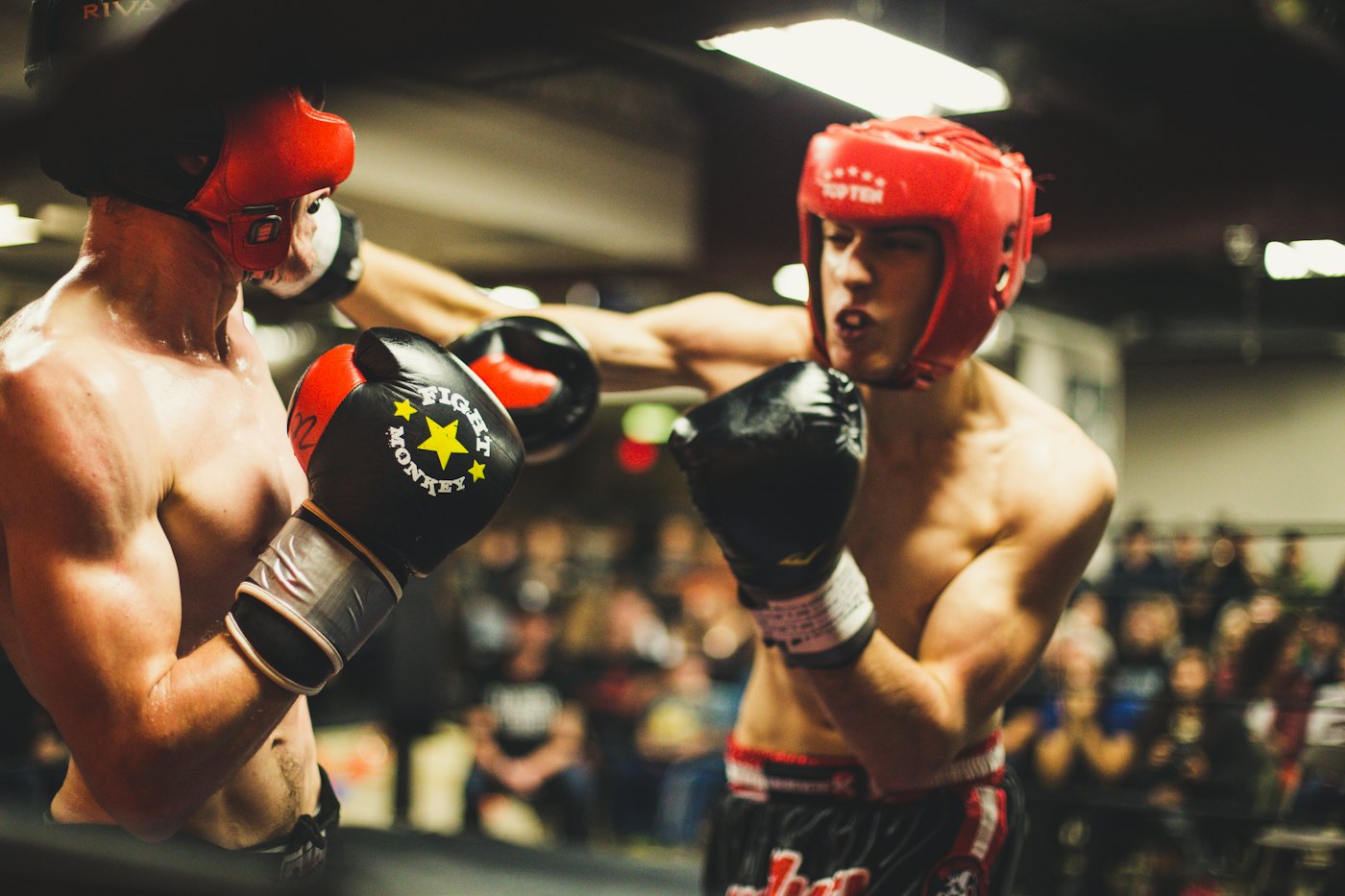 Dos personas haciendo guanteo de boxeo
