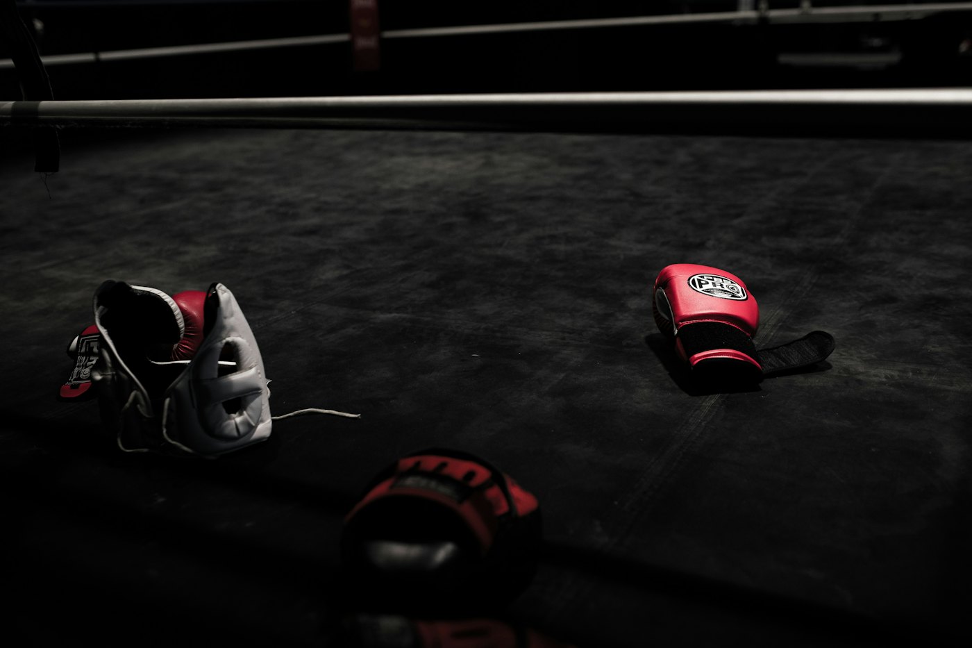Par de guantes de boxeo rojos