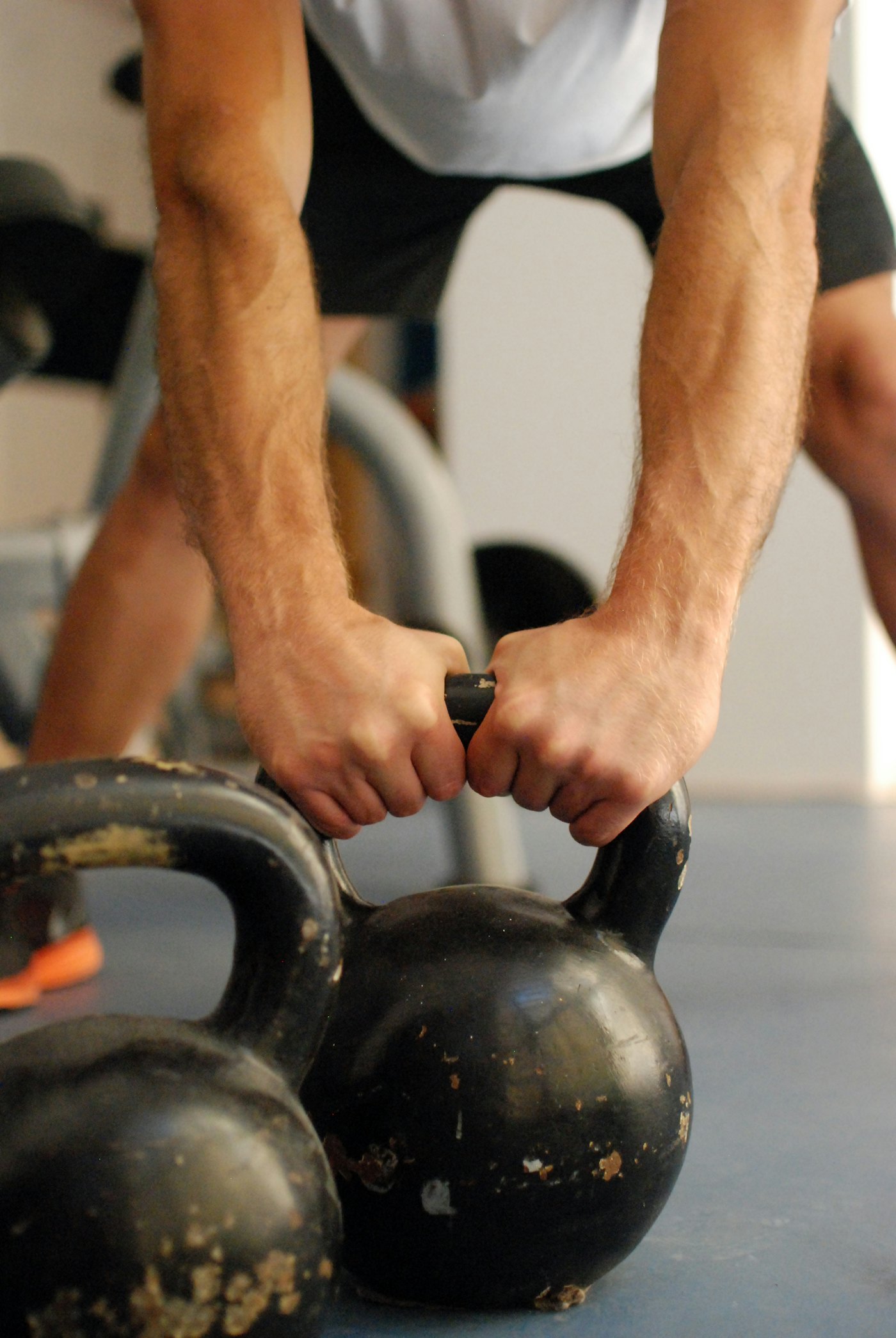 Hombre de pie sosteniendo una kettlebell