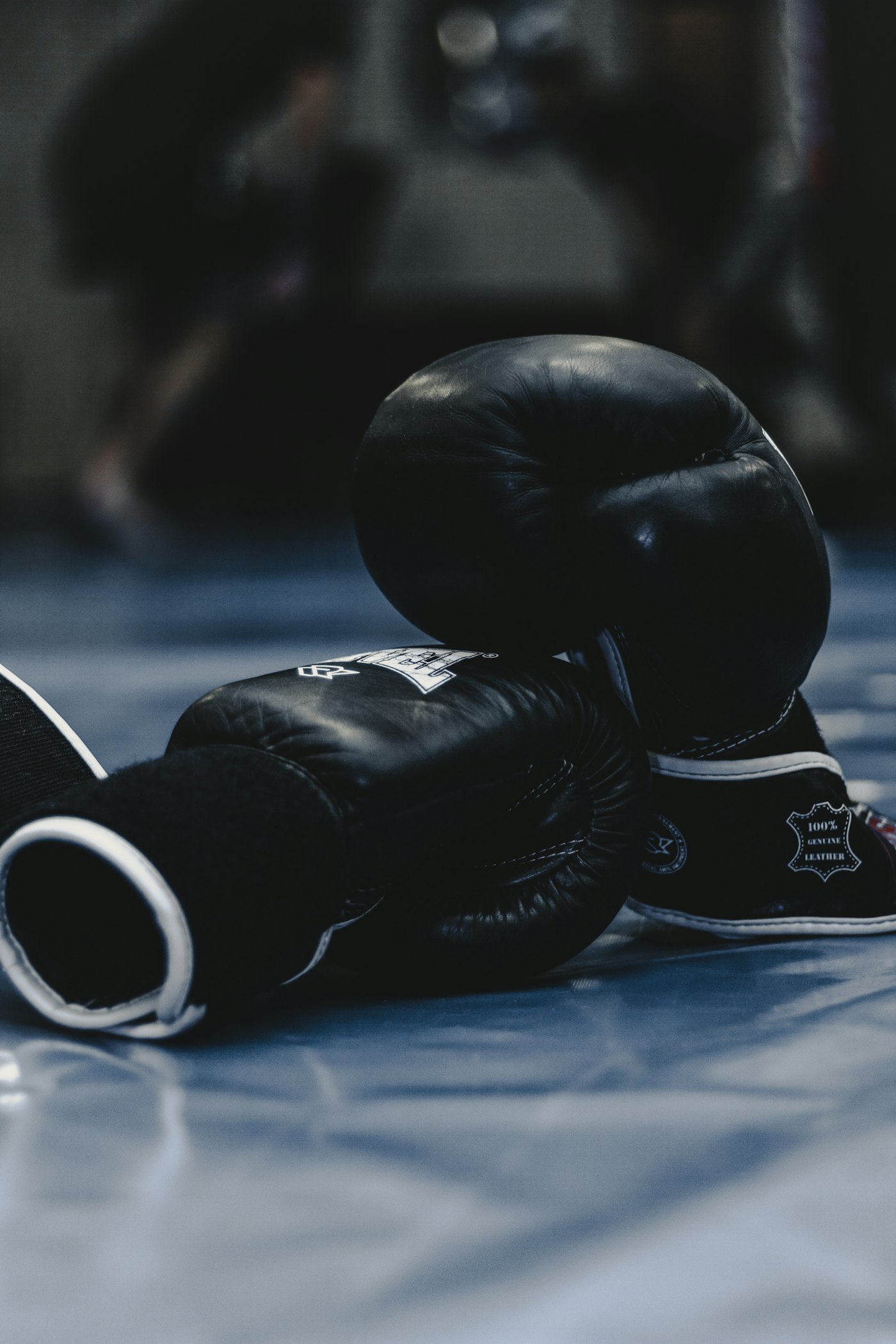 Guantes de boxeo colgados en un gimnasio